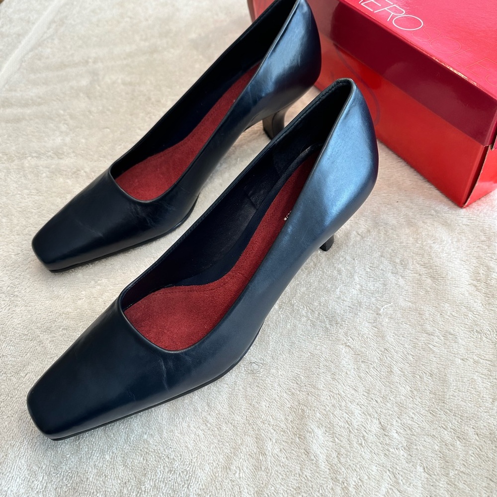 Aerosols Navy Heels